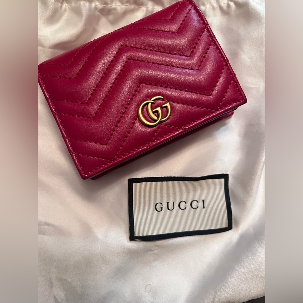 AUTHENTIC GUCCI GG Marmont card case wallet with Red Leather.
